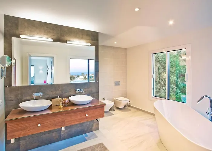 Extravagant 8 Bdrm In Marbella, Beachside Willa *