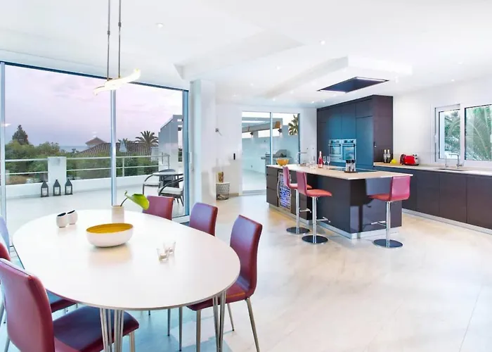 Extravagant 8 Bdrm In Marbella, Beachside