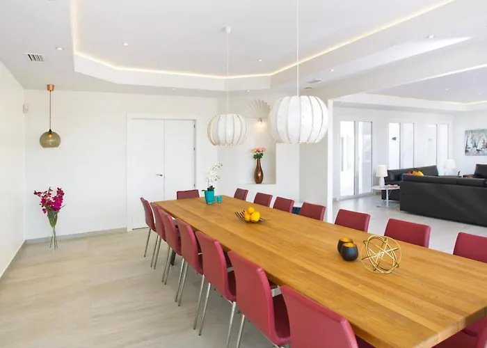 Extravagant 8 Bdrm In Marbella, Beachside Willa Marbella