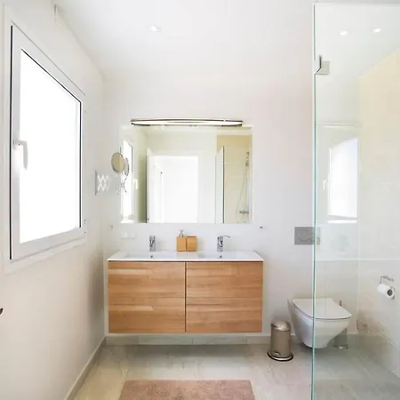 Villa Extravagant 8 Bdrm In Marbella, Beachside