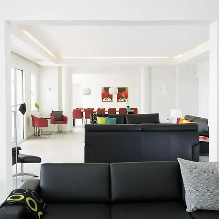 Extravagant 8 Bdrm In Marbella, Beachside 马尔韦利亚