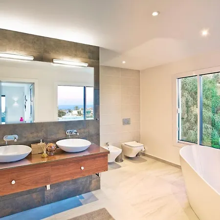 Extravagant 8 Bdrm In Marbella, Beachside Вілла *